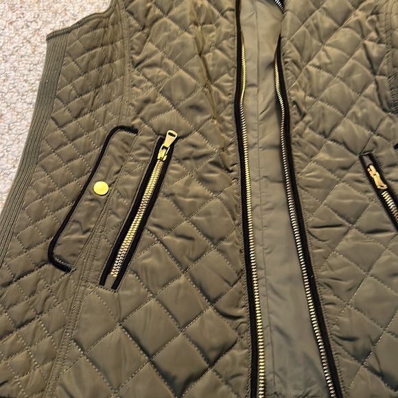 Never worn dark green vest - Picture 5 of 7